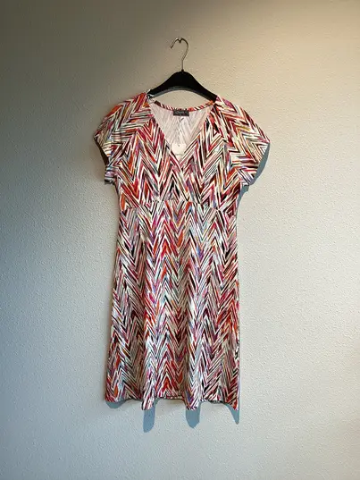 Geisha - Jurk - Rood - Dress v-neck short AOP - 57366-60 June