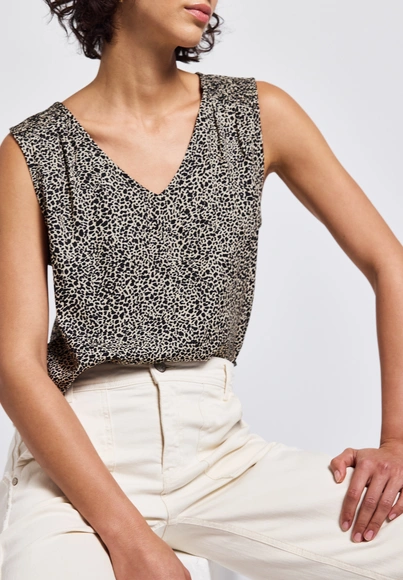 Street One - Blouse mouwloos - Beige - V-neck blouse w smok detail - 345737